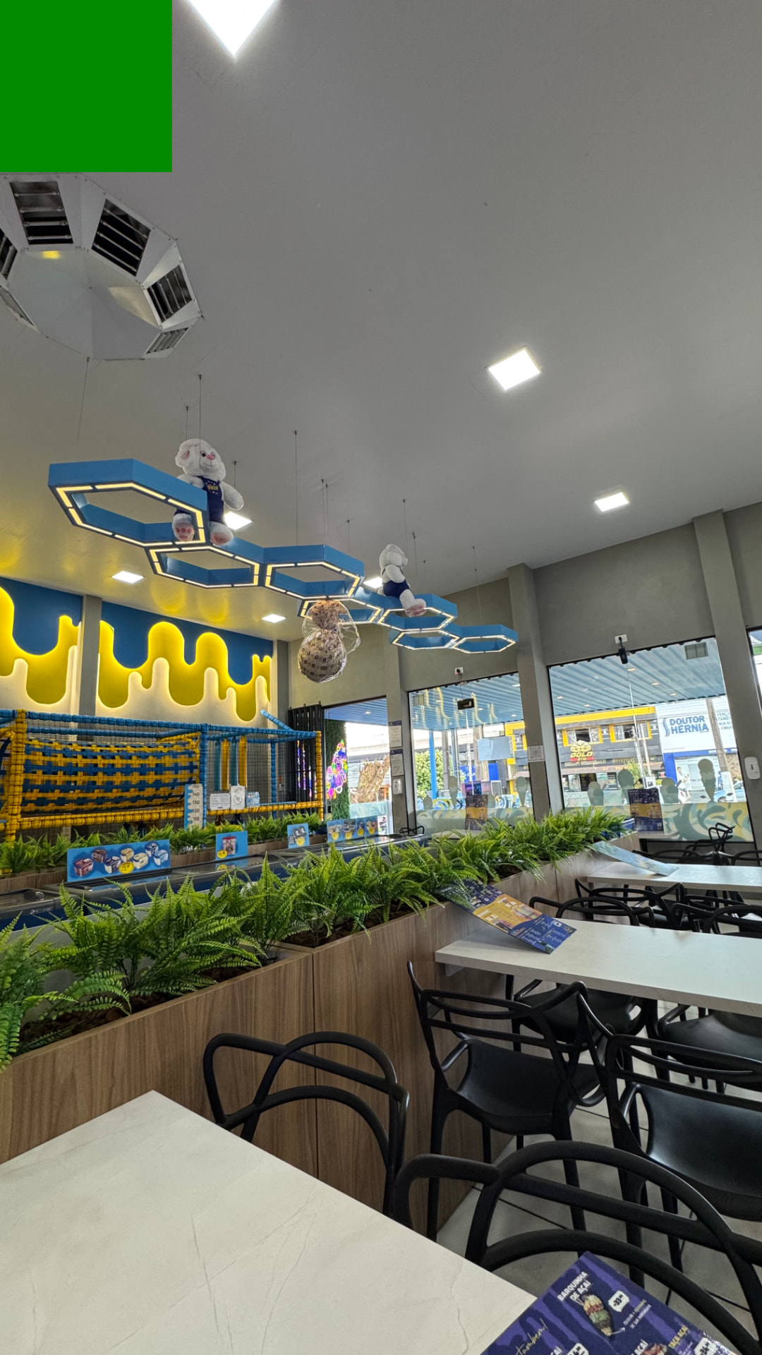 Salão da Sorvetes Guri com mesas e brinquedoteca