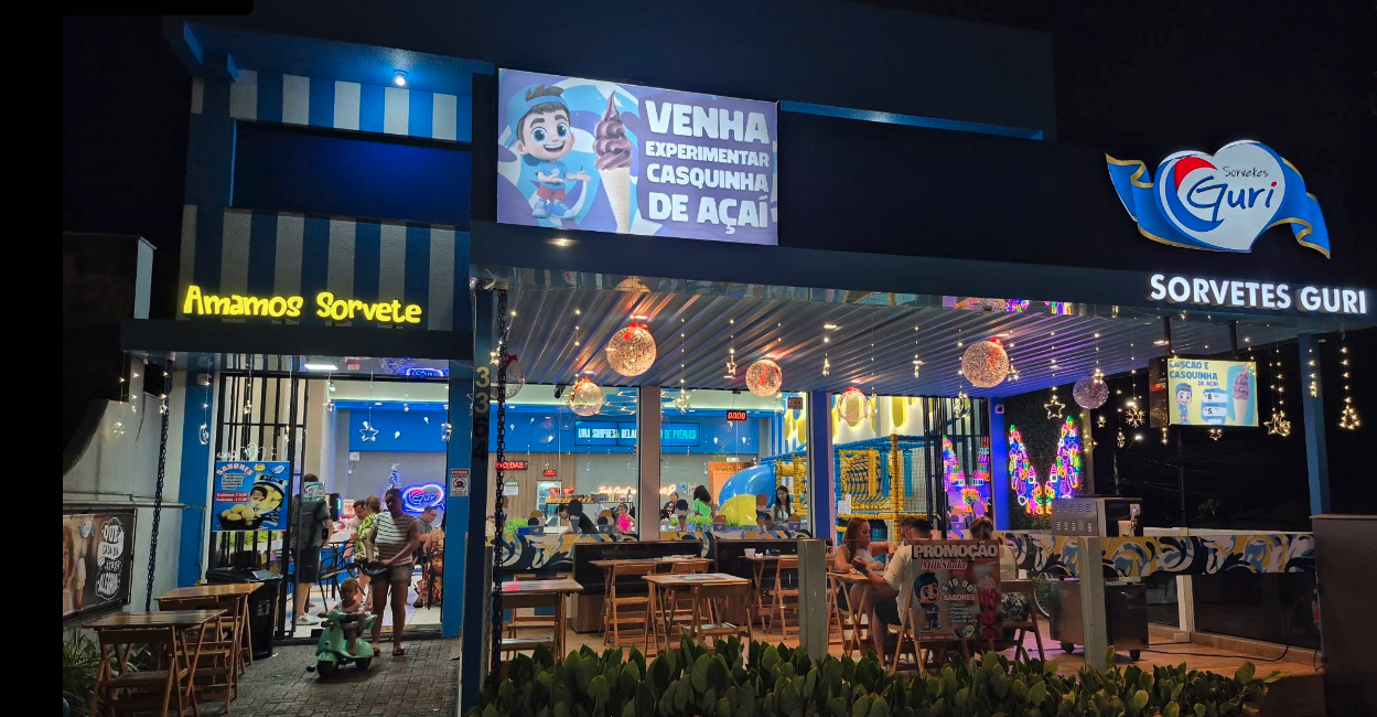Fachada iluminada da Sorvetes Guri à noite